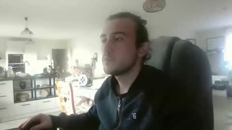 Snapshot of sweetguyss12 chatting on 12-17-25, 01:50 sweetguyss12 online show from 12-17-25, 01:50