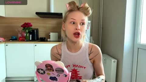 Snapshot of sweetielis chatting on 05-17-26, 08:01 sweetie Lisa3 online show from 05-17-26, 08:01