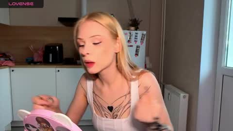 Snapshot of sweetielis chatting on 05-23-26, 06:07 sweetie Lisa3 online show from 05-23-26, 06:07
