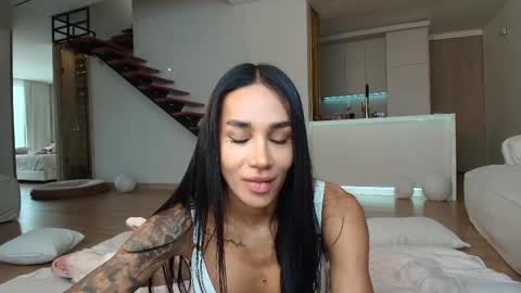 Snapshot of sweetlaurasaenz chatting on 05-17-26, 03:30 Laura Saenz Geminis online show from 05-17-26, 03:30