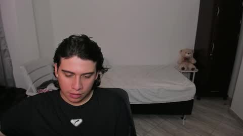 Snapshot of sweetlian_04 chatting on 12-19-25, 02:40 Lian online show from 12-19-25, 02:40