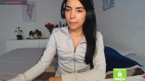 Snapshot of sweetmysterious18 chatting on 11-19-25, 11:32 Sweet Mysterious online show from 11-19-25, 11:32