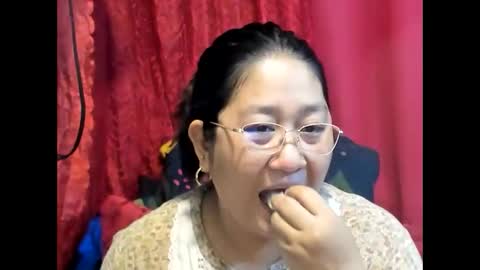 Snapshot of sweetpilipina88 chatting on 05-25-26, 07:14 MIA online show from 05-25-26, 07:14