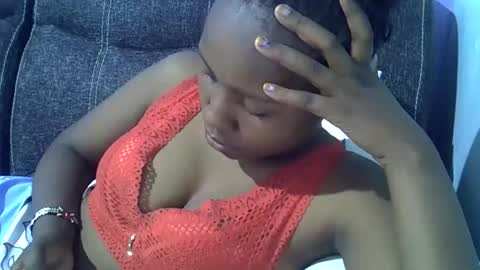 Snapshot of sweetqueen20 chatting on 11-13-25, 06:01 queen online show from 11-13-25, 06:01