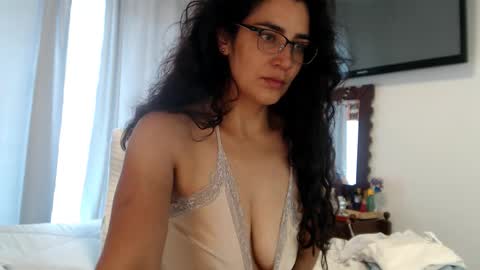 Snapshot of sweetsmile28 chatting on 12-18-25, 05:19 Dianis online show from 12-18-25, 05:19