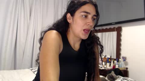 Snapshot of sweetsmile28 chatting on 02-14-26, 01:02 Dianis online show from 02-14-26, 01:02