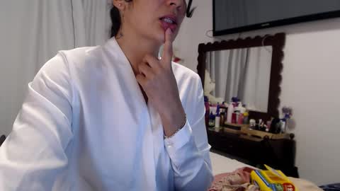 Snapshot of sweetsmile28 chatting on 03-12-26, 12:39 Dianis online show from 03-12-26, 12:39