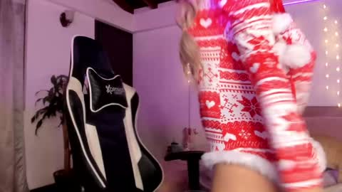 Cat independent model  online show from 12-20-24, 01:14