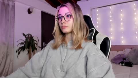 Cat independent model  online show from 12-27-24, 08:56