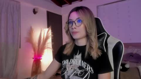 Cat independent model  online show from 02-23-25, 08:28