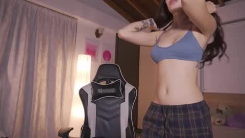 Cat independent model  online show from 11-24-25, 12:54