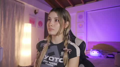 Cat independent model  online show from 05-18-26, 04:07