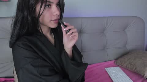 Snapshot of sweett_petite chatting on 01-11-25, 10:40 online show from 01-11-25, 10:40