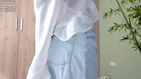 Snapshot of sweett_petite chatting on 02-25-25, 10:29 online show from 02-25-25, 10:29