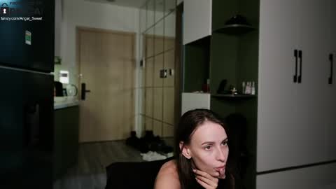 Snapshot of sweettooth20 chatting on 06-02-26, 02:41 Leila and Alex online show from 06-02-26, 02:41