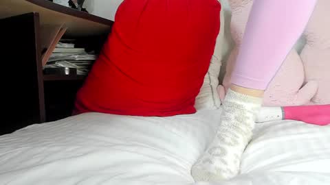 Mia online show from 01-12-25, 05:11