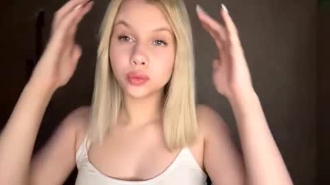 Snapshot of sweetymoor chatting on 12-20-25, 03:41 Kate online show from 12-20-25, 03:41