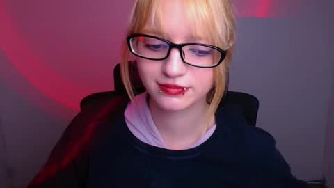 Snapshot of syfer_loon chatting on 11-27-25, 01:24 Syfer online show from 11-27-25, 01:24