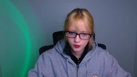 Snapshot of syfer_loon chatting on 11-29-25, 06:49 Syfer online show from 11-29-25, 06:49