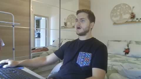 Snapshot of syl092 chatting on 10-17-25, 09:12 syl092 online show from 10-17-25, 09:12