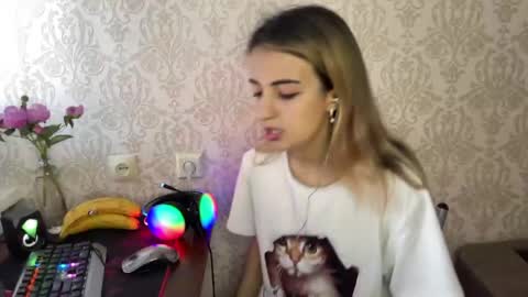 Snapshot of sylviaoris chatting on 05-25-26, 03:18 Emily online show from 05-25-26, 03:18