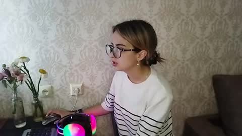 Snapshot of sylviaoris chatting on 05-29-26, 03:54 Emily online show from 05-29-26, 03:54