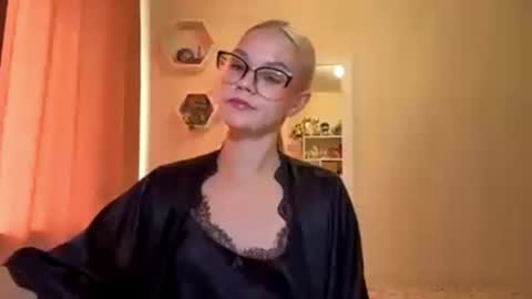 Mia online show from 06-30-26, 09:10