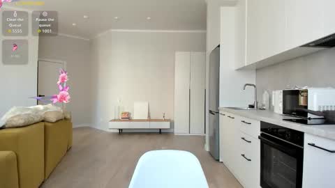 Mila online show from 09-20-25, 08:48