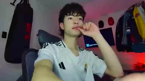 Snapshot of t0n3r chatting on 12-19-25, 03:35 TONER online show from 12-19-25, 03:35