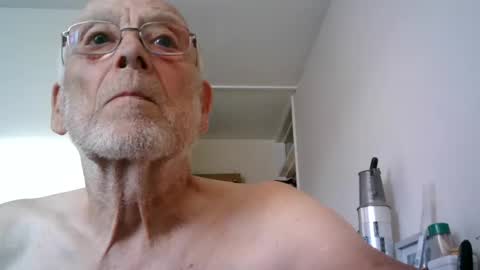 Snapshot of t11gger2 chatting on 08-04-26, 06:43 James online show from 08-04-26, 06:43
