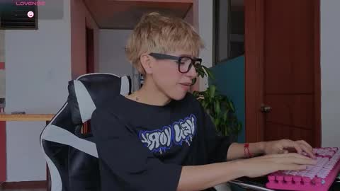 Snapshot of taichi_bluy chatting on 02-21-26, 05:36 taichi online show from 02-21-26, 05:36