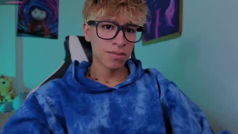 Snapshot of taichi_bluy chatting on 03-25-26, 04:35 taichi online show from 03-25-26, 04:35