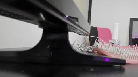 Snapshot of tainy_n_harley chatting on 01-05-25, 09:48 Liam and Juli online show from 01-05-25, 09:48