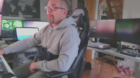 Snapshot of taipan6666 chatting on 01-05-25, 12:53 Oliver online show from 01-05-25, 12:53