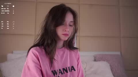 Mia online show from 06-17-26, 01:19