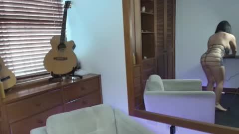 Snapshot of talia__velvet chatting on 11-28-25, 01:47 talia__velvet online show from 11-28-25, 01:47