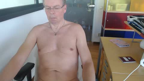 Snapshot of tall_dudenl chatting on 05-05-26, 12:02 Tall daddy online show from 05-05-26, 12:02