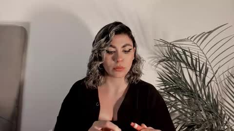 Snapshot of tamarathompsonn chatting on 12-21-25, 02:30 Tamara. online show from 12-21-25, 02:30