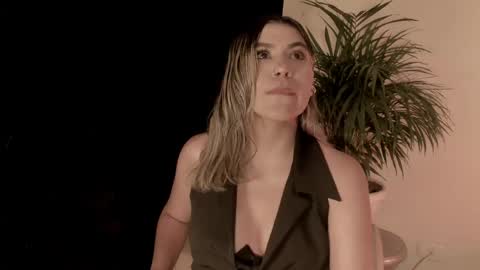 Snapshot of tamarathompsonn chatting on 04-13-26, 11:32 Tamara. online show from 04-13-26, 11:32