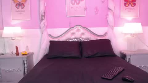 Snapshot of taniapierce chatting on 05-21-26, 12:01 Tania Pierce online show from 05-21-26, 12:01