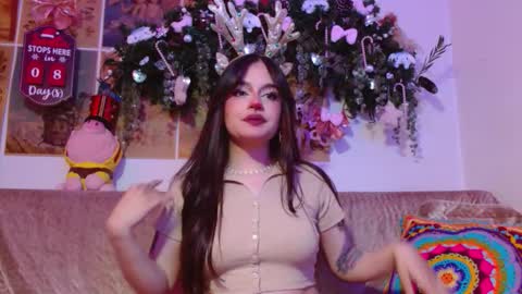 Snapshot of tara_hs chatting on 12-18-25, 12:17 online show from 12-18-25, 12:17