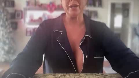 Snapshot of tastycupcake69 chatting on 12-16-25, 06:46 veronicabrian online show from 12-16-25, 06:46