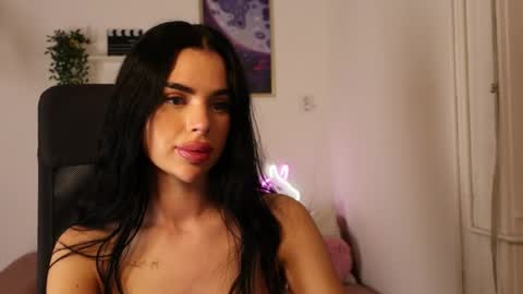 Snapshot of tatianaxoxo1 chatting on 05-19-26, 06:03 Tatiana online show from 05-19-26, 06:03