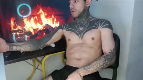 Snapshot of tatsexboy chatting on 09-10-25, 09:09 SeX-Boy online show from 09-10-25, 09:09