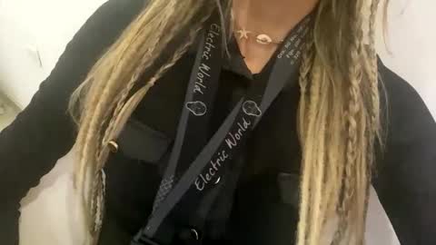 Tatto Fox online show from 10-20-25, 12:38