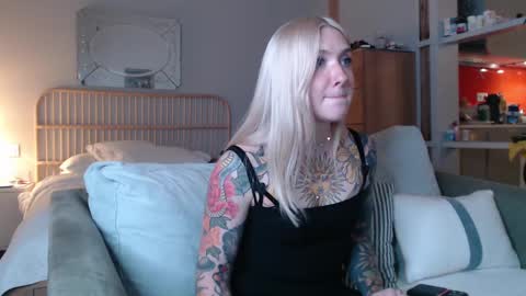 Snapshot of tattoobbgirl chatting on 02-07-25, 05:18 tattoobbgirl online show from 02-07-25, 05:18