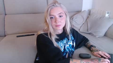 Snapshot of tattoobbgirl chatting on 09-27-25, 05:18 tattoobbgirl online show from 09-27-25, 05:18