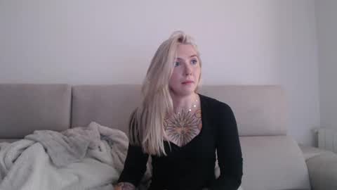 Snapshot of tattoobbgirl chatting on 09-30-25, 11:37 tattoobbgirl online show from 09-30-25, 11:37