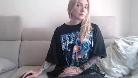 Snapshot of tattoobbgirl chatting on 10-10-25, 03:22 tattoobbgirl online show from 10-10-25, 03:22