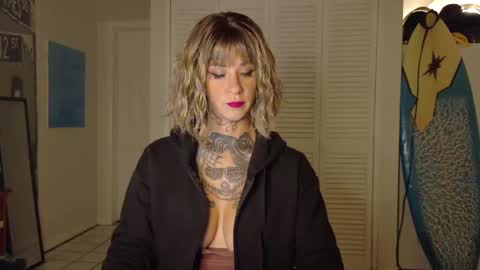 Snapshot of tattooed_natalia chatting on 09-22-25, 08:38 Natalia 3 online show from 09-22-25, 08:38